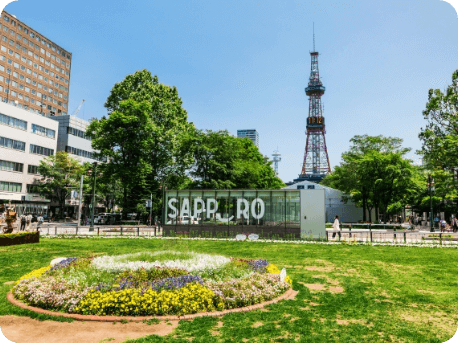 北海道札幌市中央区にある、緑豊かな大通公園とさっぽろテレビ塔の写真