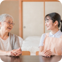 生活支援スタッフと楽しく会話するご高齢の女性の写真