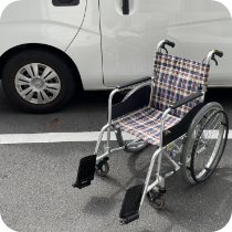 駐車場と車、車椅子の写真